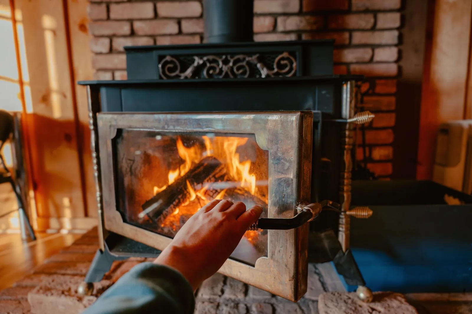 Chaudière à bois moderne installé le long de contraintes techniques intérieures